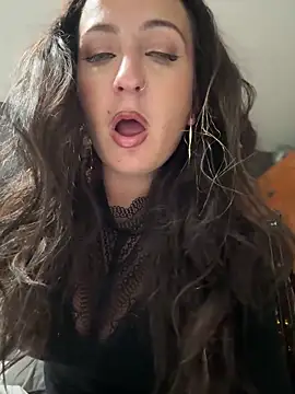 Snapshot of itsCassie chatting on December 16, 8:47 pm itsCassie online show from December 16, 8:47 pm