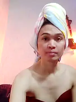 Snapshot of QueenSoreal chatting on February 13, 5:44 pm QueenSoreal online show from February 13, 5:44 pm