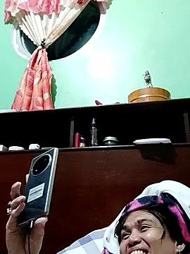 Snapshot of QueenSoreal chatting on November 14, 3:22 pm QueenSoreal online show from November 14, 3:22 pm