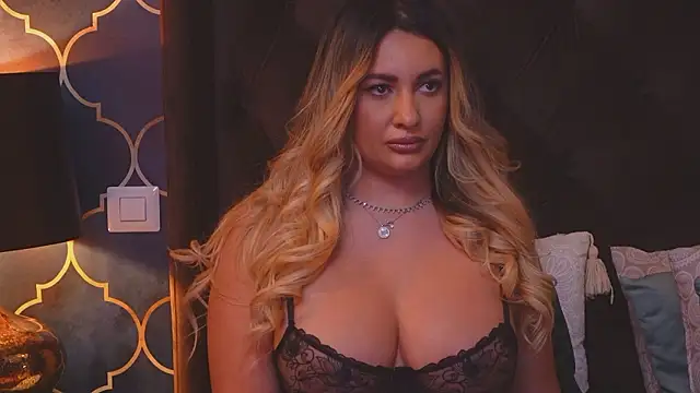 YaaraCollins online show from December 3, 9:01 pm