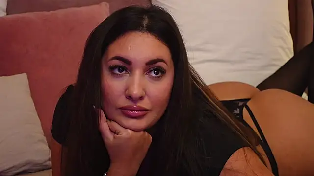 YaaraCollins online show from October 17, 7:05 pm