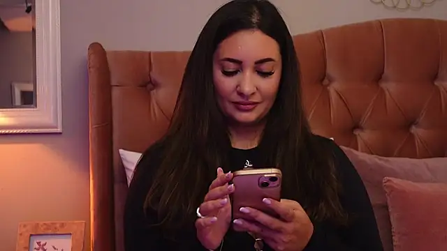 YaaraCollins online show from October 18, 7:03 pm