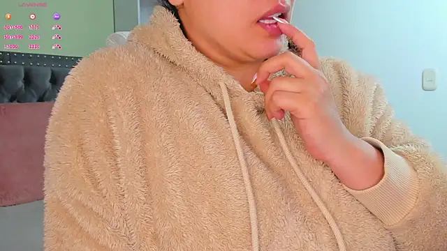 Snapshot of Kyllie_B chatting on November 25, 2:33 am Kyllie B online show from November 25, 2:33 am