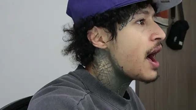 trieone online show from February 25, 1:43 pm