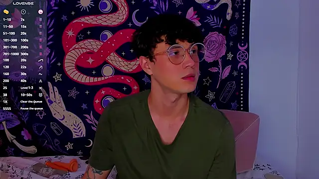 Snapshot of LeaneSeb chatting on December 7, 1:47 am LeaneSeb online show from December 7, 1:47 am