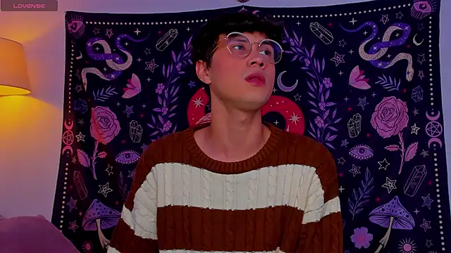 Snapshot of LeaneSeb chatting on December 11, 12:12 pm LeaneSeb online show from December 11, 12:12 pm