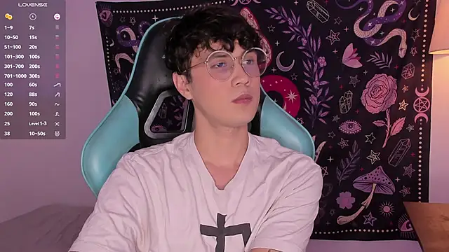 Snapshot of LeaneSeb chatting on December 13, 11:17 pm LeaneSeb online show from December 13, 11:17 pm