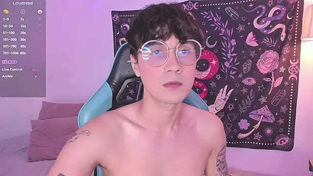 Snapshot of LeaneSeb chatting on December 15, 10:58 pm LeaneSeb online show from December 15, 10:58 pm