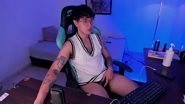 Snapshot of LeaneSeb chatting on December 3, 9:57 pm LeaneSeb online show from December 3, 9:57 pm