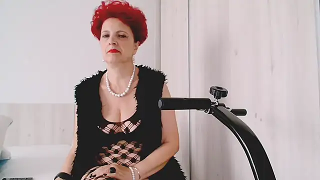 Snapshot of MilfSupreme chatting on October 3, 11:29 am MilfSupreme online show from October 3, 11:29 am