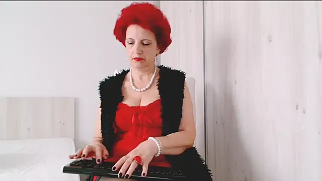 Snapshot of MilfSupreme chatting on October 9, 11:30 am MilfSupreme online show from October 9, 11:30 am