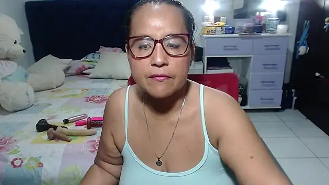 Snapshot of pervert_mommy_ chatting on April 22, 9:33 am pervert mommy online show from April 22, 9:33 am
