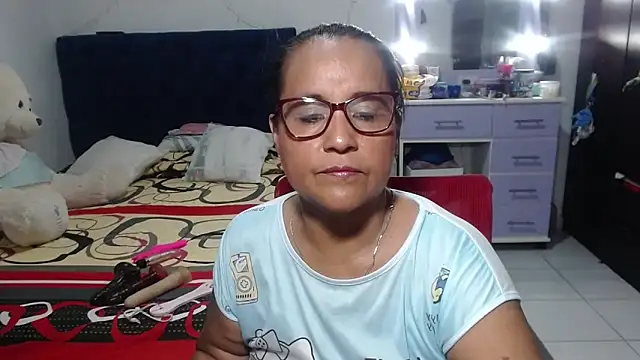 Snapshot of pervert_mommy_ chatting on April 28, 9:47 am pervert mommy online show from April 28, 9:47 am
