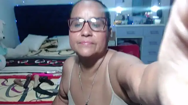 Snapshot of pervert_mommy_ chatting on May 2, 10:09 am pervert mommy online show from May 2, 10:09 am