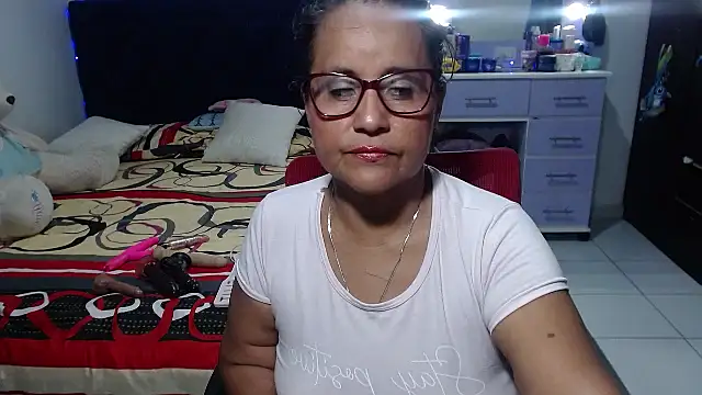 Snapshot of pervert_mommy_ chatting on May 4, 10:33 am pervert mommy online show from May 4, 10:33 am