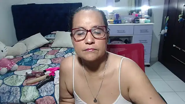 Snapshot of pervert_mommy_ chatting on May 8, 10:42 am pervert mommy online show from May 8, 10:42 am