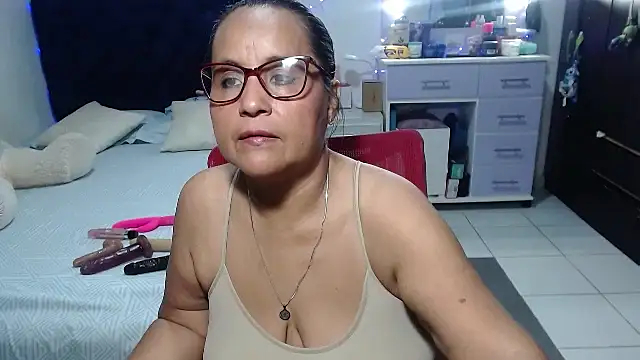 Snapshot of pervert_mommy_ chatting on May 13, 10:34 am pervert mommy online show from May 13, 10:34 am