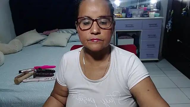 Snapshot of pervert_mommy_ chatting on May 14, 11:50 am pervert mommy online show from May 14, 11:50 am
