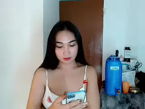 Snapshot of SweetLilly_18 chatting on January 3, 7:18 pm SweetLilly 18 online show from January 3, 7:18 pm