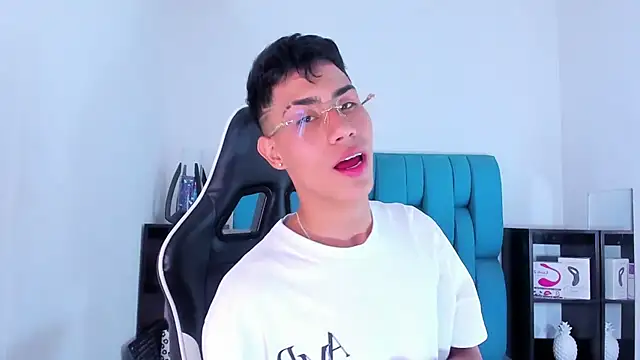 Snapshot of AlanNaughty chatting on February 7, 8:31 pm AlanNaughty online show from February 7, 8:31 pm