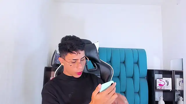 Snapshot of AlanNaughty chatting on February 19, 10:09 pm AlanNaughty online show from February 19, 10:09 pm