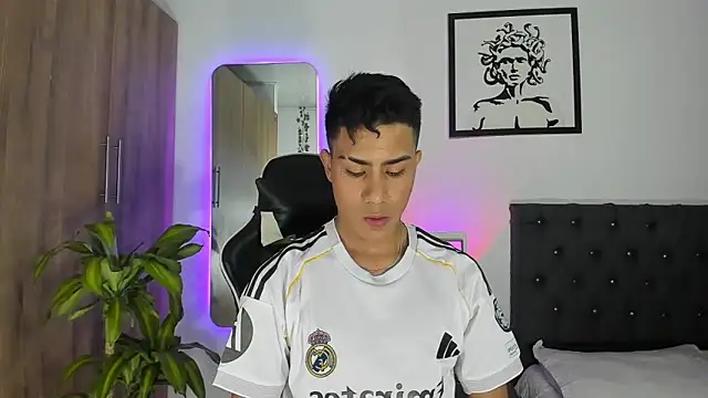 Snapshot of AlanNaughty chatting on December 3, 1:13 am AlanNaughty online show from December 3, 1:13 am