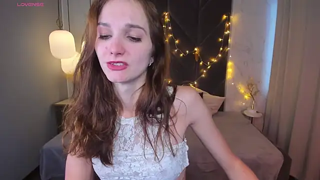 Snapshot of MirandaGlow chatting on January 5, 8:43 am MirandaGlow online show from January 5, 8:43 am