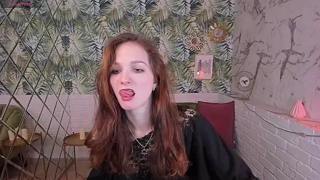 Snapshot of MirandaGlow chatting on January 22, 5:48 am MirandaGlow online show from January 22, 5:48 am