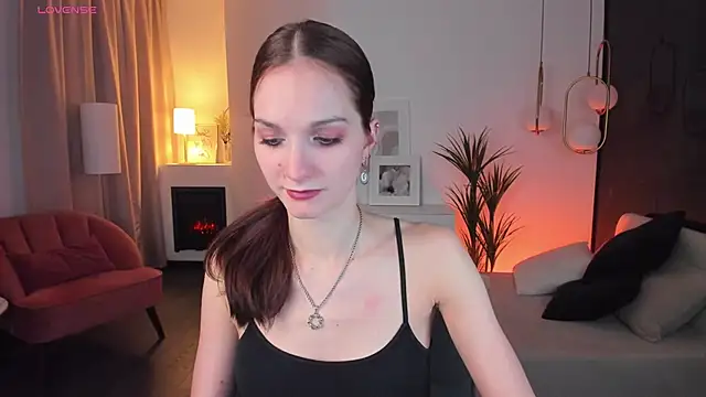 Snapshot of MirandaGlow chatting on February 21, 5:46 am MirandaGlow online show from February 21, 5:46 am