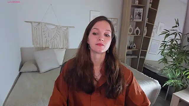 Snapshot of MirandaGlow chatting on January 6, 5:44 am MirandaGlow online show from January 6, 5:44 am