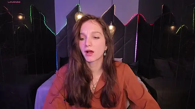 Snapshot of MirandaGlow chatting on January 18, 5:44 am MirandaGlow online show from January 18, 5:44 am