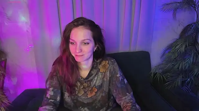 Snapshot of MirandaGlow chatting on February 14, 5:37 am MirandaGlow online show from February 14, 5:37 am