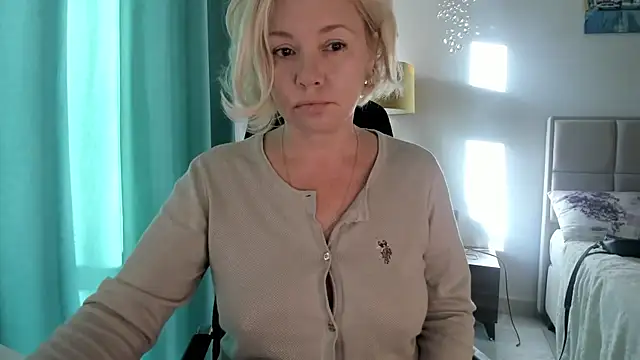 Snapshot of Colette__1977 chatting on October 15, 5:07 am Colette  1977 online show from October 15, 5:07 am