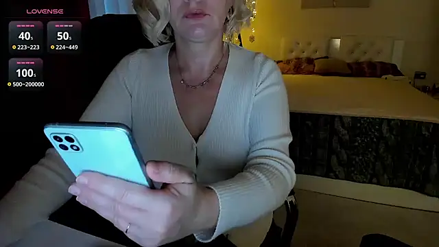 Snapshot of Colette__1977 chatting on December 1, 4:39 am Colette 1977 online show from December 1, 4:39 am