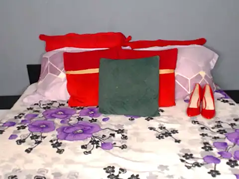 Snapshot of mira90dirty chatting on December 17, 9:04 am mira90dirty online show from December 17, 9:04 am