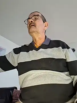 Snapshot of silvio-aus-luzern-CH chatting on December 28, 1:59 pm silvio-aus-luzern-CH online show from December 28, 1:59 pm