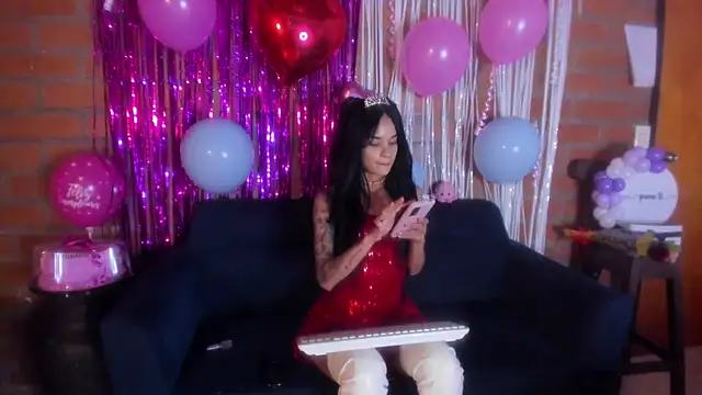 Snapshot of secretgreisy_ chatting on November 21, 4:22 am secretgreisy online show from November 21, 4:22 am