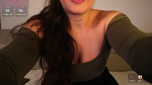 Snapshot of pawg_queen chatting on December 6, 2:24 am pawg queen online show from December 6, 2:24 am