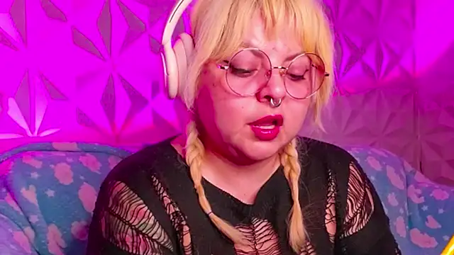 Snapshot of Satyn_doll chatting on October 17, 11:07 pm Satyn doll online show from October 17, 11:07 pm