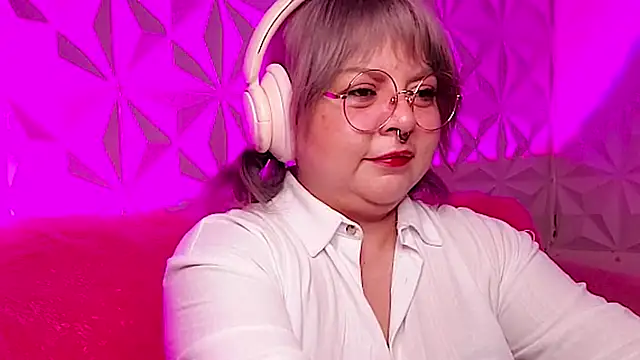 Snapshot of Satyn_doll chatting on October 30, 12:01 am Satyn doll online show from October 30, 12:01 am