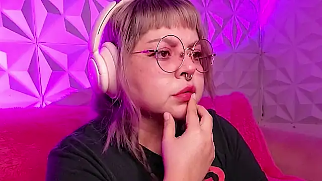 Snapshot of Satyn_doll chatting on November 8, 10:30 pm Satyn doll online show from November 8, 10:30 pm