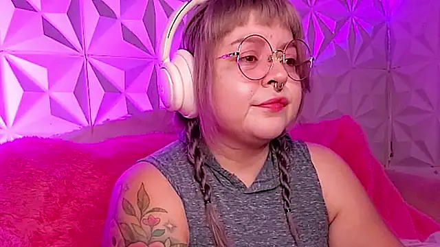 Snapshot of Satyn_doll chatting on November 9, 10:08 pm Satyn doll online show from November 9, 10:08 pm