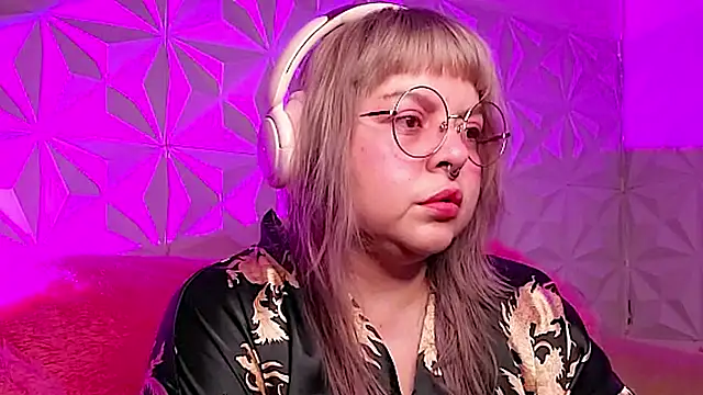 Snapshot of Satyn_doll chatting on November 16, 10:37 pm Satyn doll online show from November 16, 10:37 pm