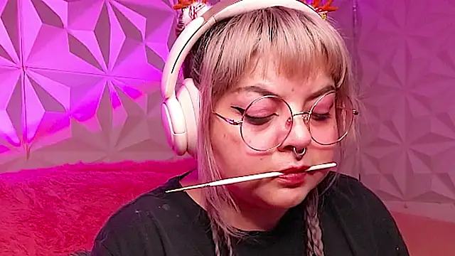 Snapshot of Satyn_doll chatting on December 3, 12:18 am Satyn doll online show from December 3, 12:18 am