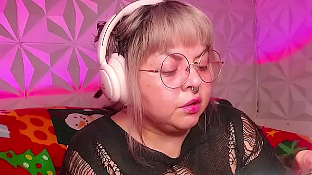 Snapshot of Satyn_doll chatting on December 14, 10:03 pm Satyn doll online show from December 14, 10:03 pm