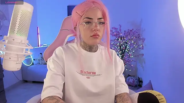 cute catlyn online show from April 17, 3:15 pm