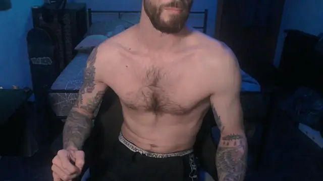 Snapshot of SexxxyLouis chatting on January 26, 11:17 am SexxxyLouis online show from January 26, 11:17 am