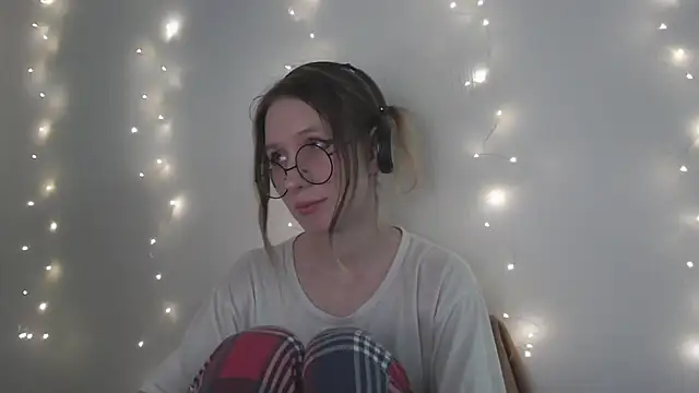 Snapshot of _Hanna_Moon_ chatting on December 5, 10:13 am Hanna Moon online show from December 5, 10:13 am