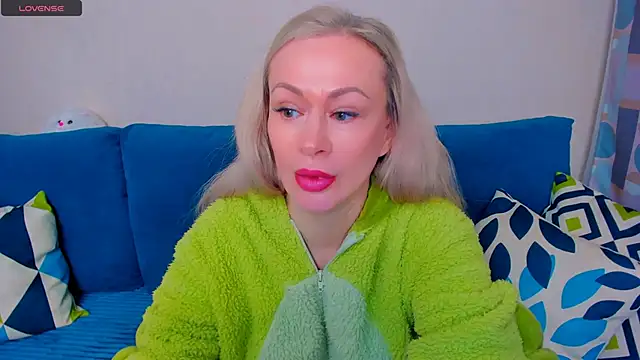 Snapshot of EllenMoore chatting on October 7, 3:04 am EllenMoore online show from October 7, 3:04 am