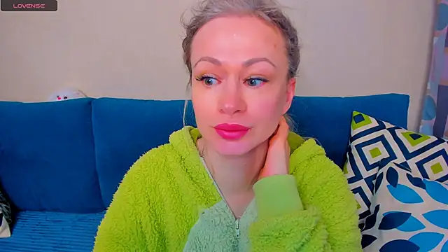Snapshot of EllenMoore chatting on October 13, 3:06 am EllenMoore online show from October 13, 3:06 am